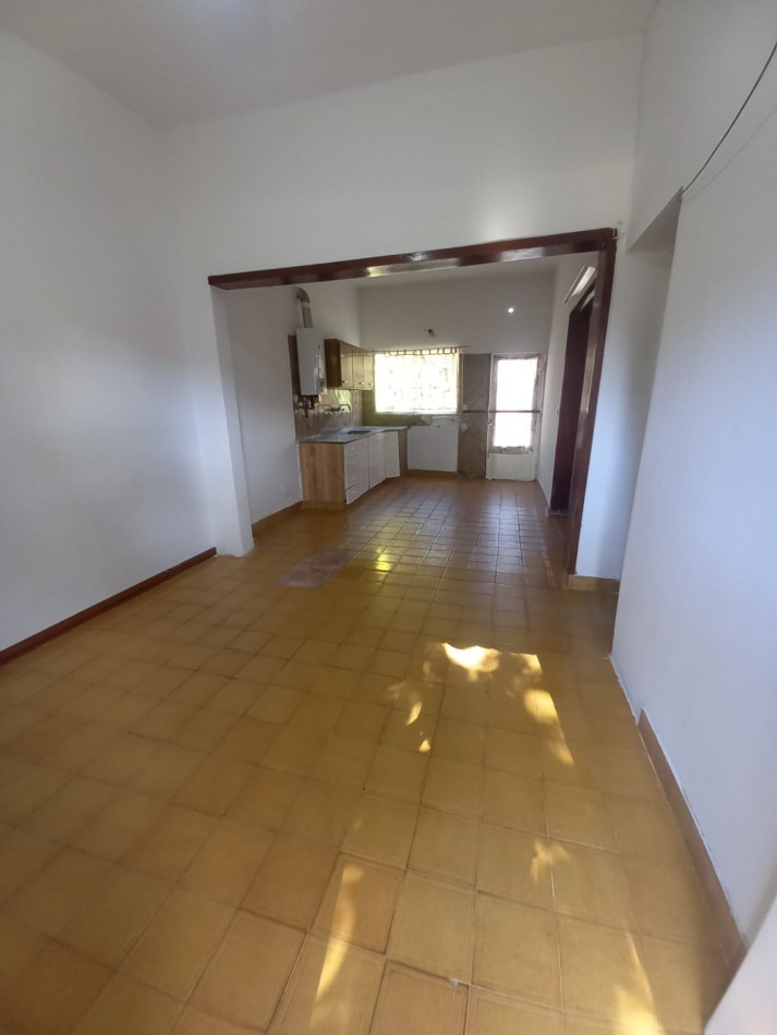 VENTA - CASA AL FRENTE DOS DORMITORIOS